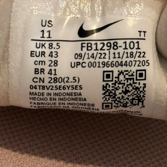 Women’s NIKE Waffle One sneakers- summit white/infinite lilac. Size 11 - Picture 12 of 12